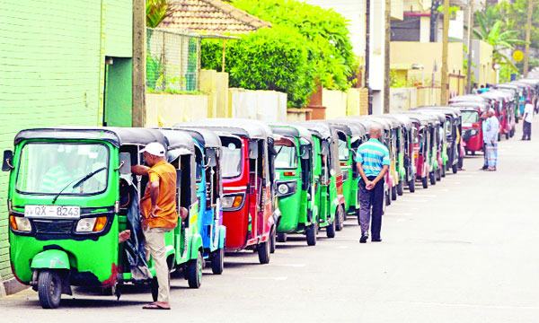 শ্রীলঙ্কায় পেট্রলের মজুদ শেষের পথে, জ্বালানিমন্ত্রীর সতর্কবার্তা