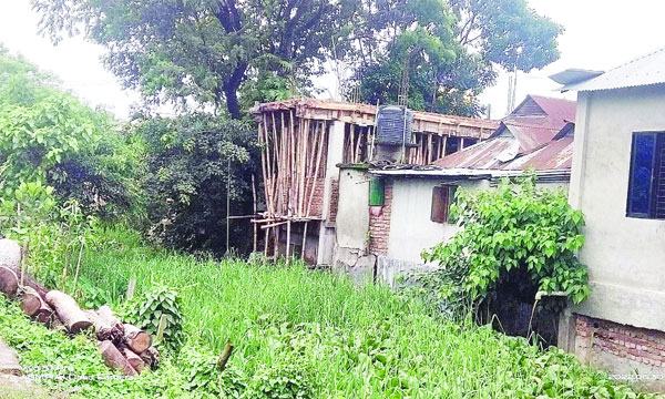 বুড়িচংয়ে খাল দখল ও সড়কের পাশে ময়লার ভাগাড়