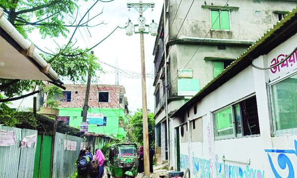 উখিয়ায় রাস্তার মাঝখানে বৈদ্যুতিক খুঁটি