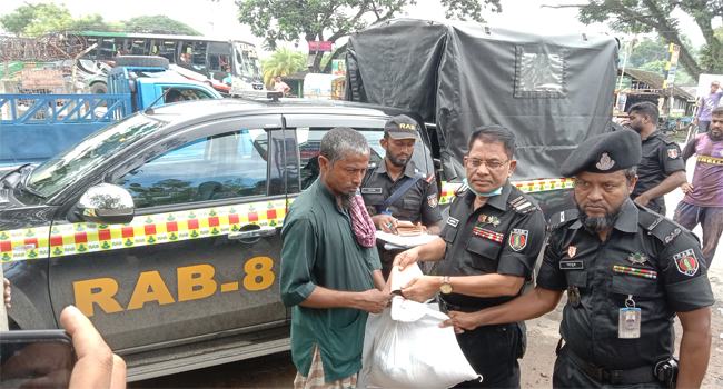 শ্যামনগরে আত্মসমর্পণকারী জলদস্যুদের মাঝে র‌্যাবের ঈদ-সামগ্রী বিতরণ