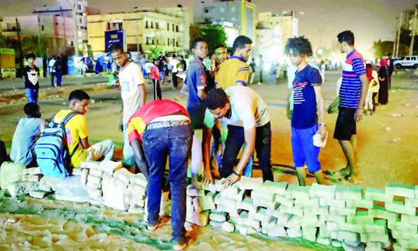 সুদানে গণতান্ত্রিক সরকারের হাতে ক্ষমতা দেয়ার ঘোষণা