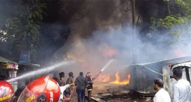 আমতলীতে ভয়াবহ আগুন, ১৫ দোকান পুড়ে ছাই