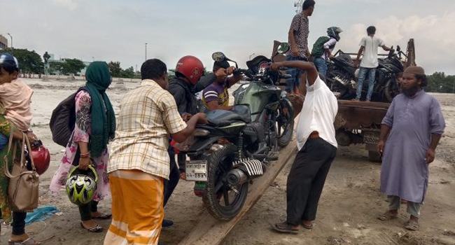 পদ্মা পাড়ি দিতে এখনো ভোগান্তি, মোটরসাইকেল পার করতে বিড়ম্বনা