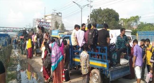 ট্রাকে বাড়ি যাচ্ছে মানুষ