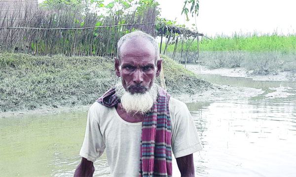 ব্রহ্মপুত্রে ২৫ বার বসতভিটা হারিয়ে মহিউদ্দিন নিঃস্ব