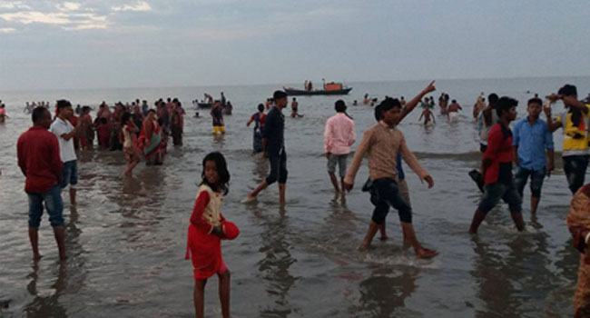 কুয়াকাটায় পর্যটকদের ভিড়