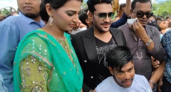 প্রতিবন্ধী ভক্তের ভালোবাসায় বগুড়ায় উড়ে গেলেন অনন্ত-বর্ষা