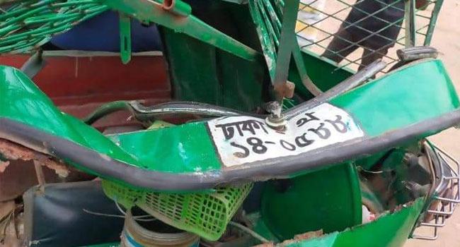 ৩ বাসের রেষারেষিতে আহত শিশুর মৃত্যু