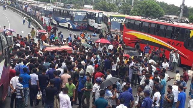 বাসচাপায় মা-ছেলে ও মেয়ে নিহত, টাঙ্গাইলে মহাসড়ক অবরোধ