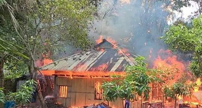 লাকসামে আগুনে পুড়ে গেল ২ বসতঘর