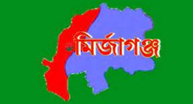 জরাজীর্ণ ও ভাঙা ঝুপড়ি ঘরে বৃদ্ধ দম্পতির বসবাস