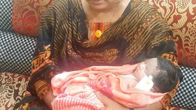 সেই নবজাতককে স্বেচ্ছায় বুকের দুধ খাওয়াচ্ছেন হাসপাতালের প্রসূতিরা