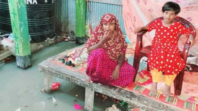 ‘ঘরে পানি, দুর্ভোগের অন্ত নেই’