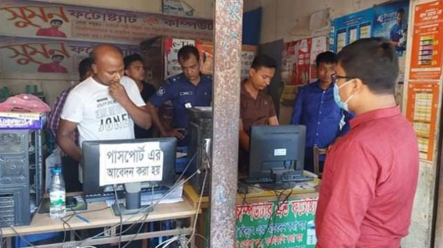 বেশি দামে ট্রেনের টিকিট বিক্রি করায় ৫০ হাজার টাকা জরিমানা
