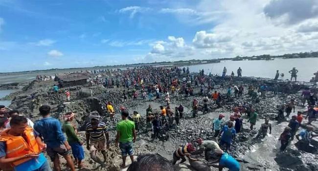 কয়রায় স্বেচ্ছাশ্রমে কপোতাক্ষ নদের ভেঙে যাওয়া রিংবাঁধ নির্মাণ সম্পন্ন