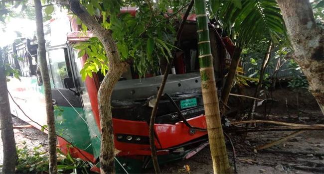 ভোরে ঘুম ভাঙতেই দেখা গেল বাড়ির উঠানে বিআরটিসি বাস
