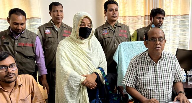 ভারতে পাচারকালে ৮০০ গ্রাম সোনাসহ নারী আটক
