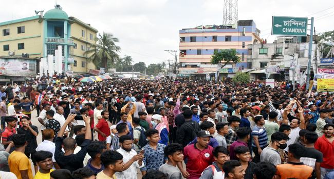 দেবিদ্বার উপজেলা চেয়ারম্যানের দলীয় পদ থেকে বহিষ্কারের দাবিতে মহাসড়ক অবরোধ