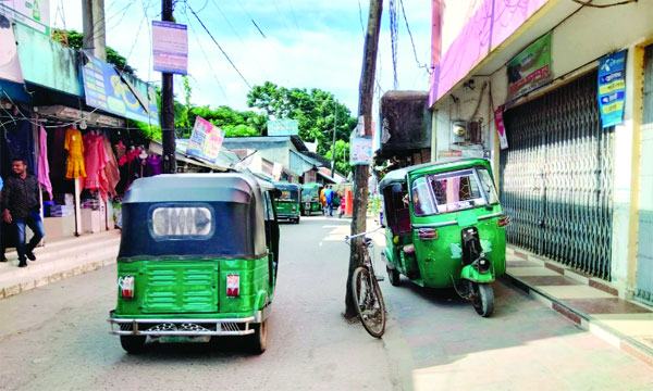 মিরসরাইয়ে সড়কের ওপর বিদ্যুতের খুঁটি!