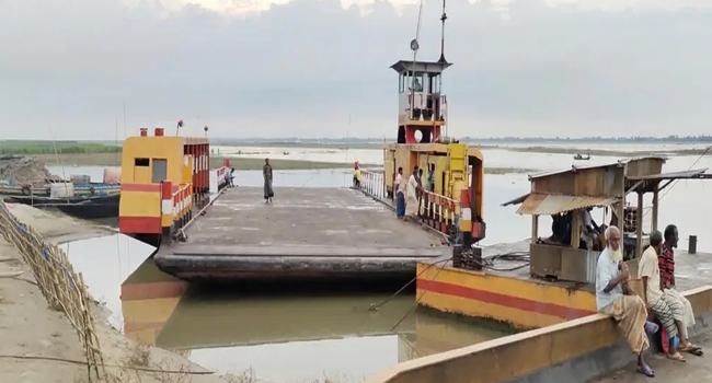 পদ্মায় পানি কমায় রাজবাড়ীর জৌকুড়া ফেরি বন্ধ