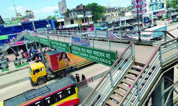 কোটি কোটি টাকা ব্যয়ে ওভারব্রিজ তবুও ঝুঁকি নিয়ে পারাপার