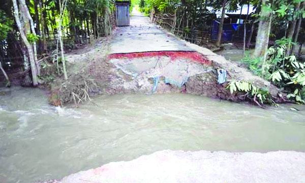 মির্জাগঞ্জে সড়ক ভেঙে যোগাযোগ বিচ্ছিন্ন