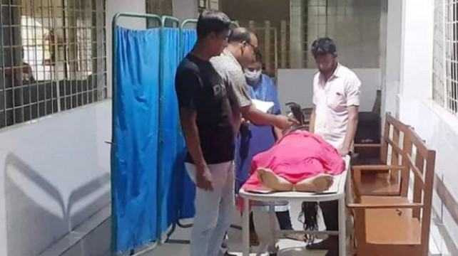 স্ত্রীর লাশ রেখে পালালেন স্বামী, শ্বাশুড়ি আটক
