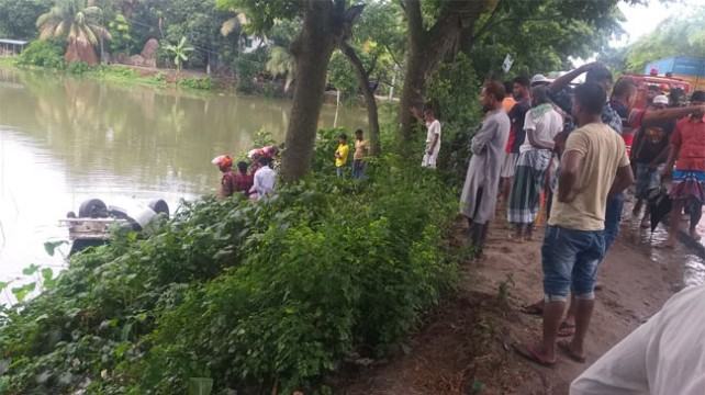 নিয়ন্ত্রণ হারিয়ে প্রাইভেটকার খাদে, স্বামী-স্ত্রী-শ্যালিকা নিহত