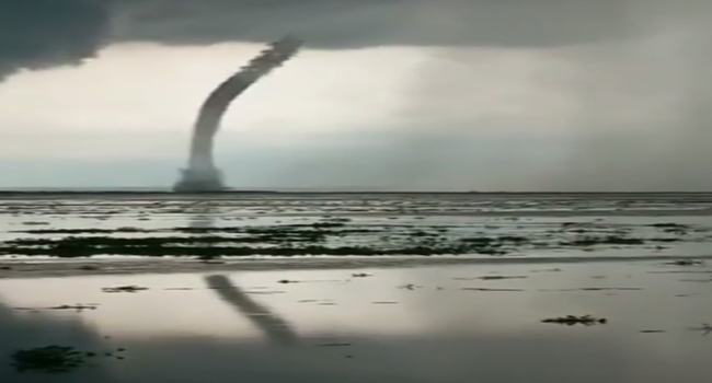 হাকালুকি হাওরের পানি উড়ে গেল আকাশে