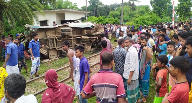 শ্রীপুরে ট্রেন ও বাসের সংঘর্ষে নিহত ৫, আহত ১৫