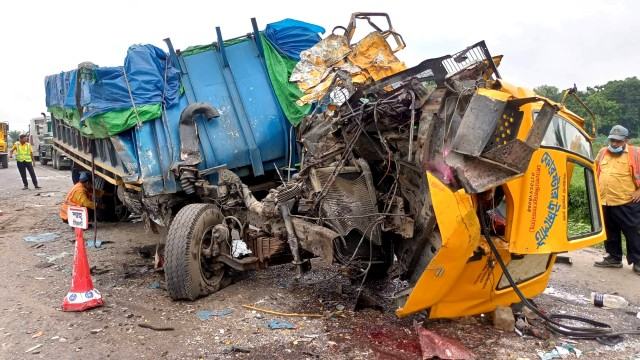 টাঙ্গাইলে ত্রিমুখী সংঘর্ষে বাস ও ট্রাকের চালক নিহত
