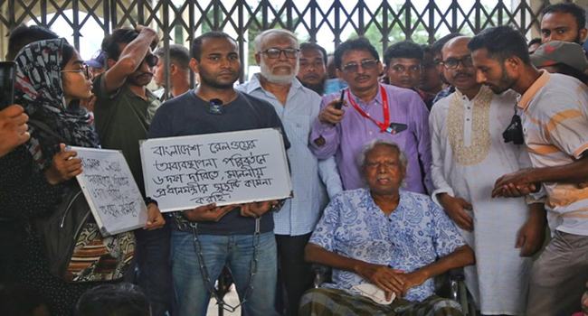 কমলাপুর স্টেশনে মহিউদ্দিনের সাথে জাফরুল্লাহ : গেট বন্ধ করায় বাইরে অবস্থান