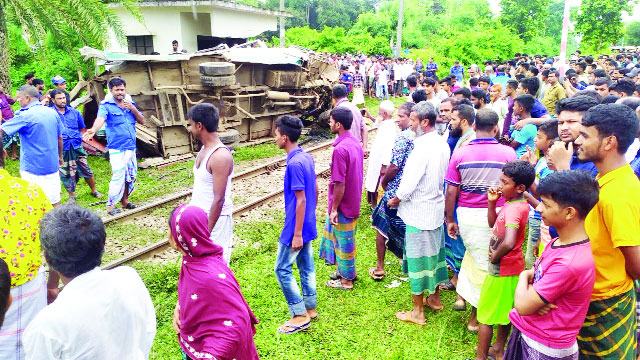 শ্রীপুরে ট্রেন ও বাসের সংঘর্ষে নিহত ৫, আহত ১৫