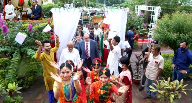 পরিচ্ছন্ন ও সবুজ নগরী রাজশাহীর প্রশংসা করলেন মার্কিন রাষ্ট্রদূত