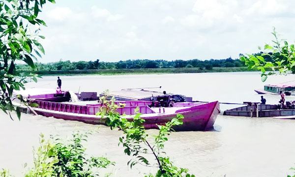 থামছে না ফেনী নদীতে বালু লুট হুমকিতে মুহুরী সেচ প্রকল্প