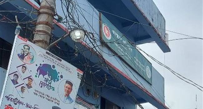 দুপুর ২টায়ও জ্বলে ল্যাম্পপোস্টের আলো