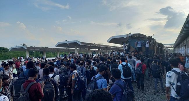 রাজশাহীতে ঢাকাগামী পদ্মা এক্সপ্রেস আটকে দিয়ে ভর্তিচ্ছুদের বিক্ষোভ