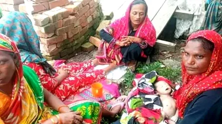 পাবলিক টয়লেটের সামনে মৃত সন্তান প্রসব করলেন এক মা