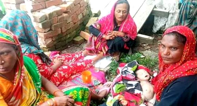 পাবলিক টয়লেটের সামনে মৃত সন্তান প্রসব করলেন এক মা