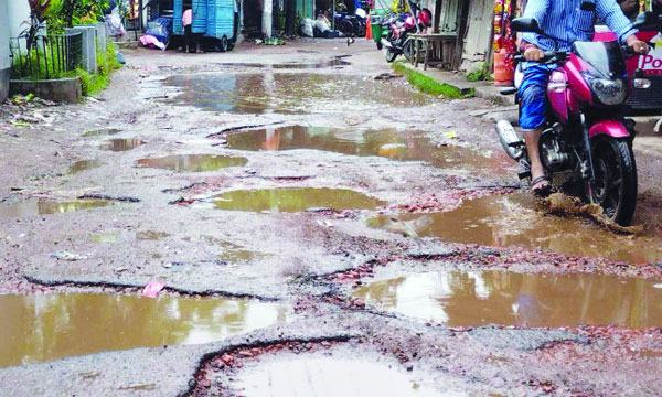 মিরসরাইয়ে সড়ক সংস্কারে ধীরগতি : খানাখন্দে দুর্ভোগ