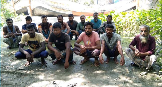 গভীর সমুদ্রে লুটে নিলো ১৩ লাখ টাকার মাছ