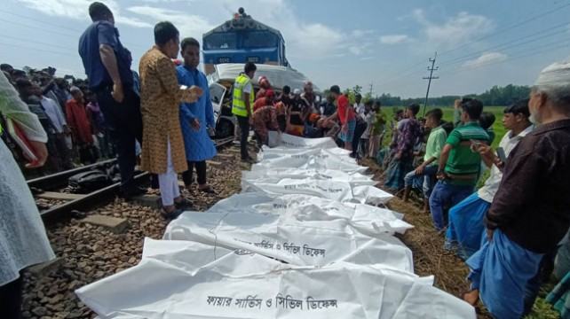 মিরসরাইয়ে ট্রেন দুর্ঘটনা, গেটম্যানকে আসামি করে মামলা