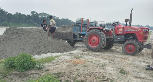 নান্দাইলে অবৈধভাবে ব্রহ্মপুত্র নদ থেকে বালু উত্তোলন করে কোটি টাকা হাতিয়ে নিচ্ছে