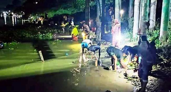 হঠাৎ করেই মাথাভাঙ্গা নদীতে ভাসছে মরা মাছ
