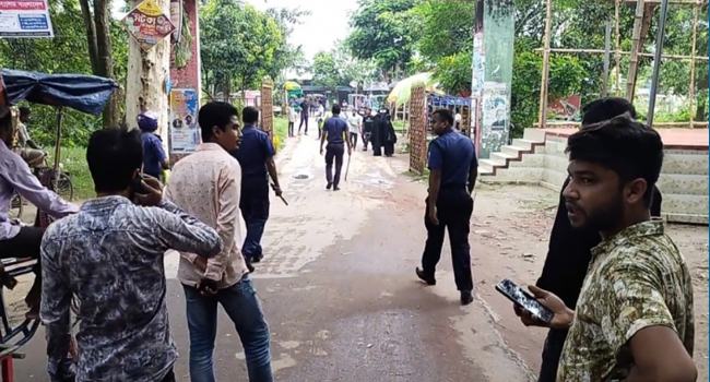 আজিজুল হক কলেজে ছাত্রদলের মিছিলে পুলিশ ও ছাত্রলীগের ধাওয়া