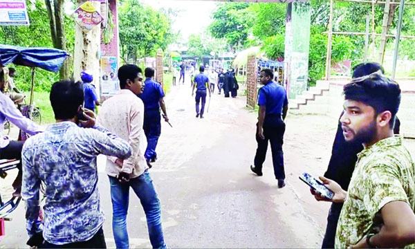আজিজুল হক কলেজে ছাত্রদলের মিছিলে পুলিশ ও ছাত্রলীগের ধাওয়া