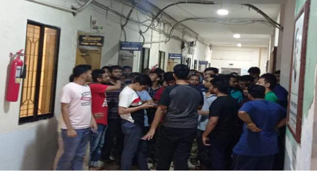 আল্ট্রাসনোতে ২, বাচ্চা প্রসব হলো ১, হাসপাতাল ভাঙচুর
