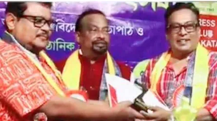 ‘কবি পবিত্র মুখোপাধ্যায় স্মৃতি সম্মাননা’ পেলেন কবি শাহীন রেজা