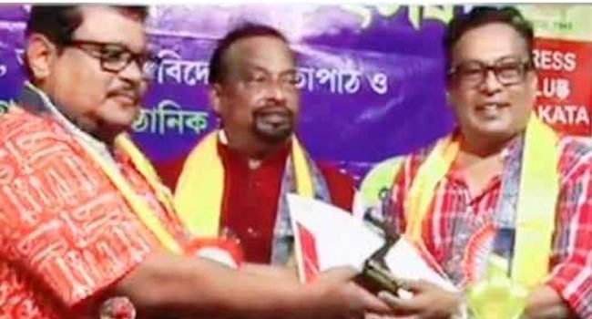 ‘কবি পবিত্র মুখোপাধ্যায় স্মৃতি সম্মাননা’ পেলেন কবি শাহীন রেজা