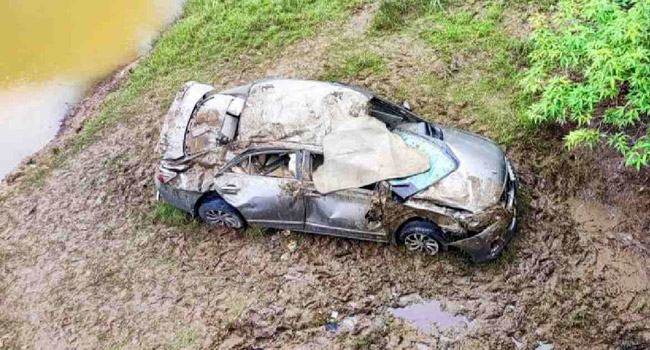 সিলেটে প্রাইভেটকার খালে পড়ে বাবা-মেয়ে নিহত, আহত ৩
